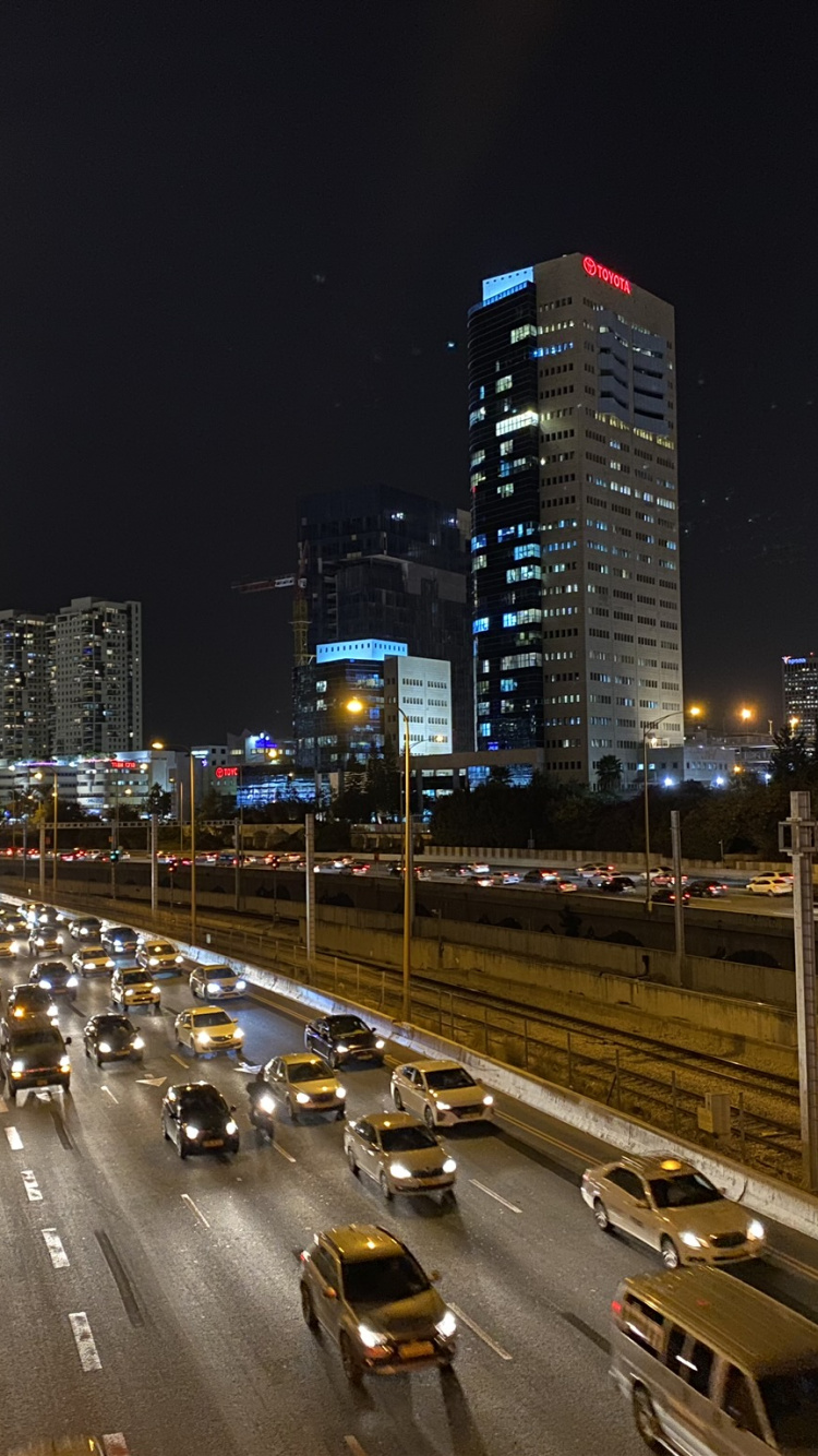 Обои дорога, ночь, город, транспорт, метрополия в разрешении 750x1334