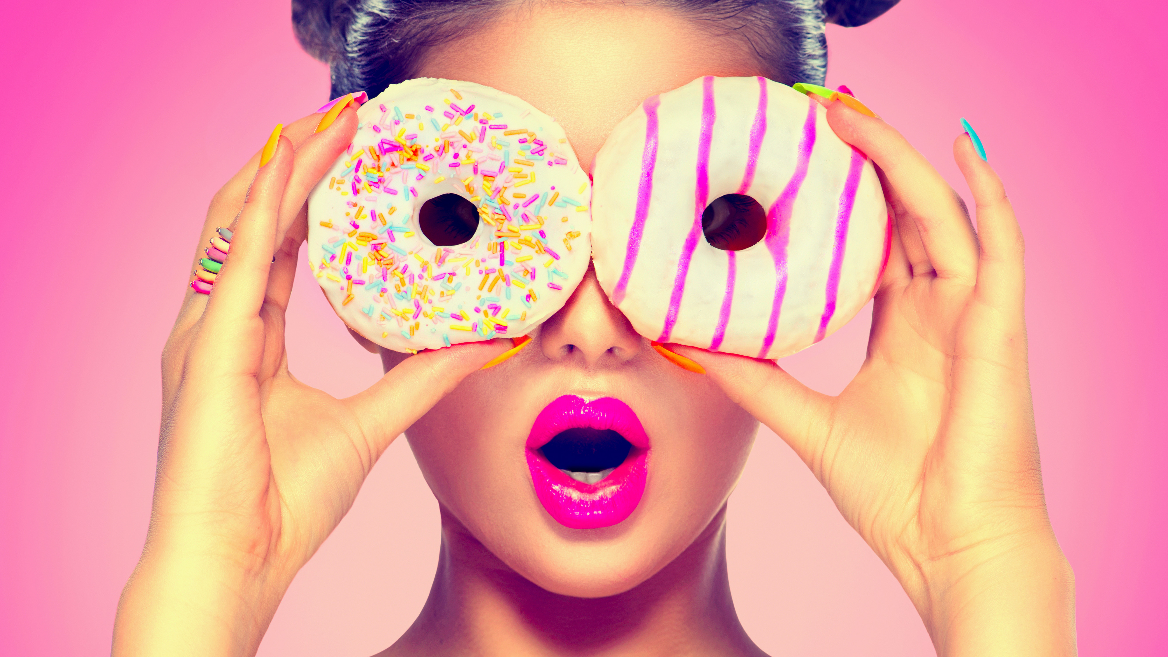 Картинка на аватарку для женщины прикольные. Девушка с пончиком. Фотосессия с пончиками. Яркая девушка. Яркая аватарка.