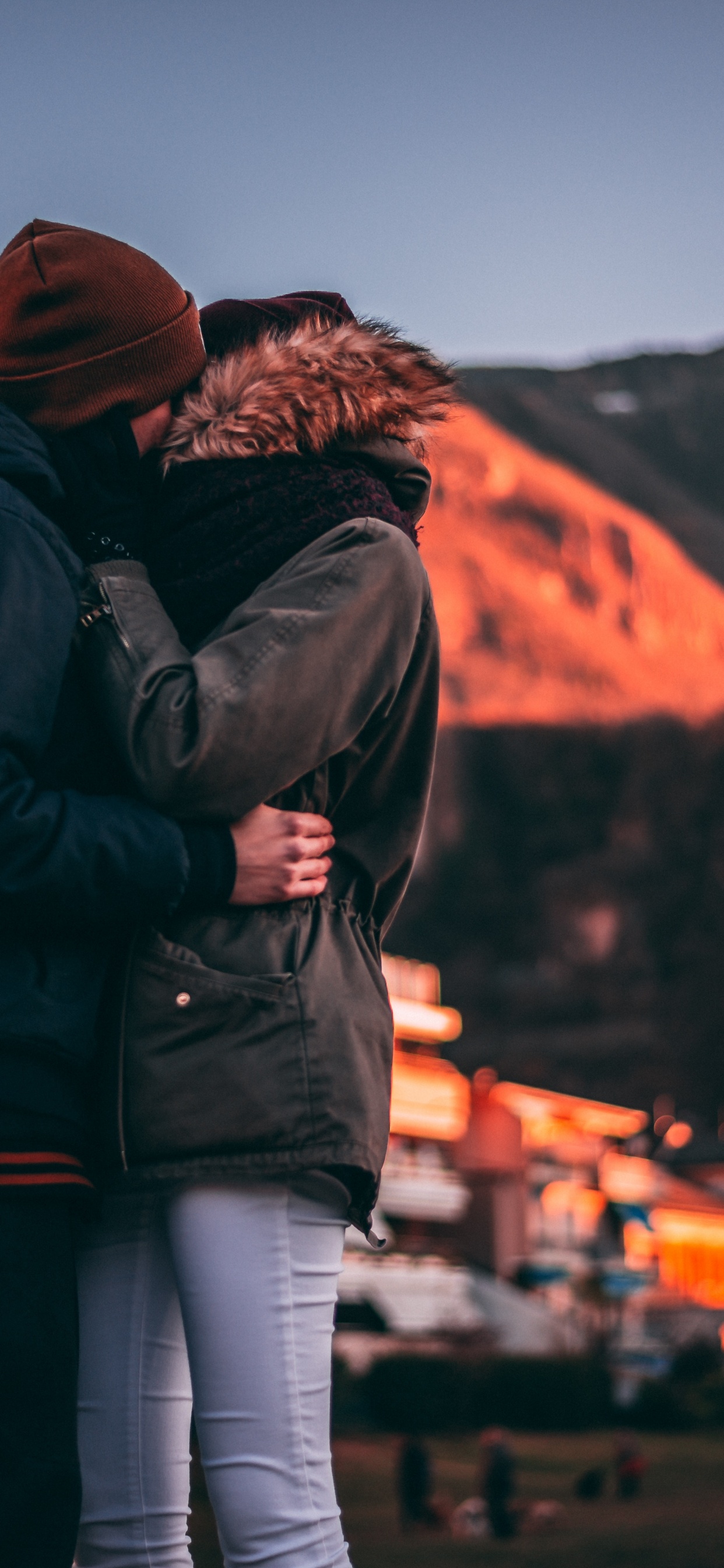 Обои туризм, верхняя одежда, восход солнца, любовь, путешествие в разрешении 1242x2688