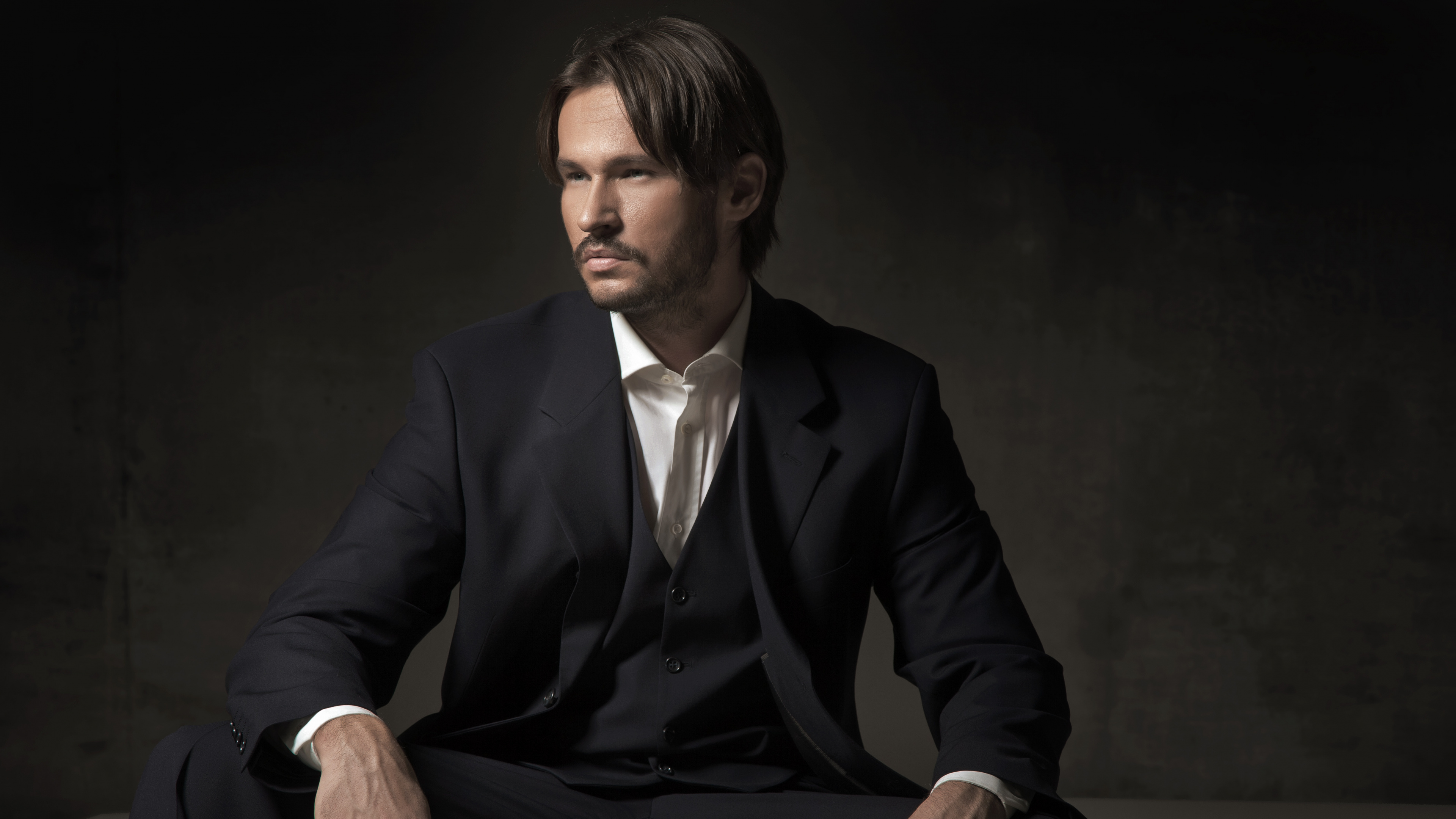 Обои сидящий, официальная одежда, человек, мода, белые воротнички в разрешении 3840x2160