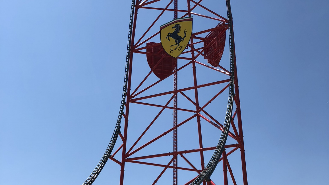 Обои горки, колесо обозрения, инфраструктура, досуг, общественное место в разрешении 1366x768