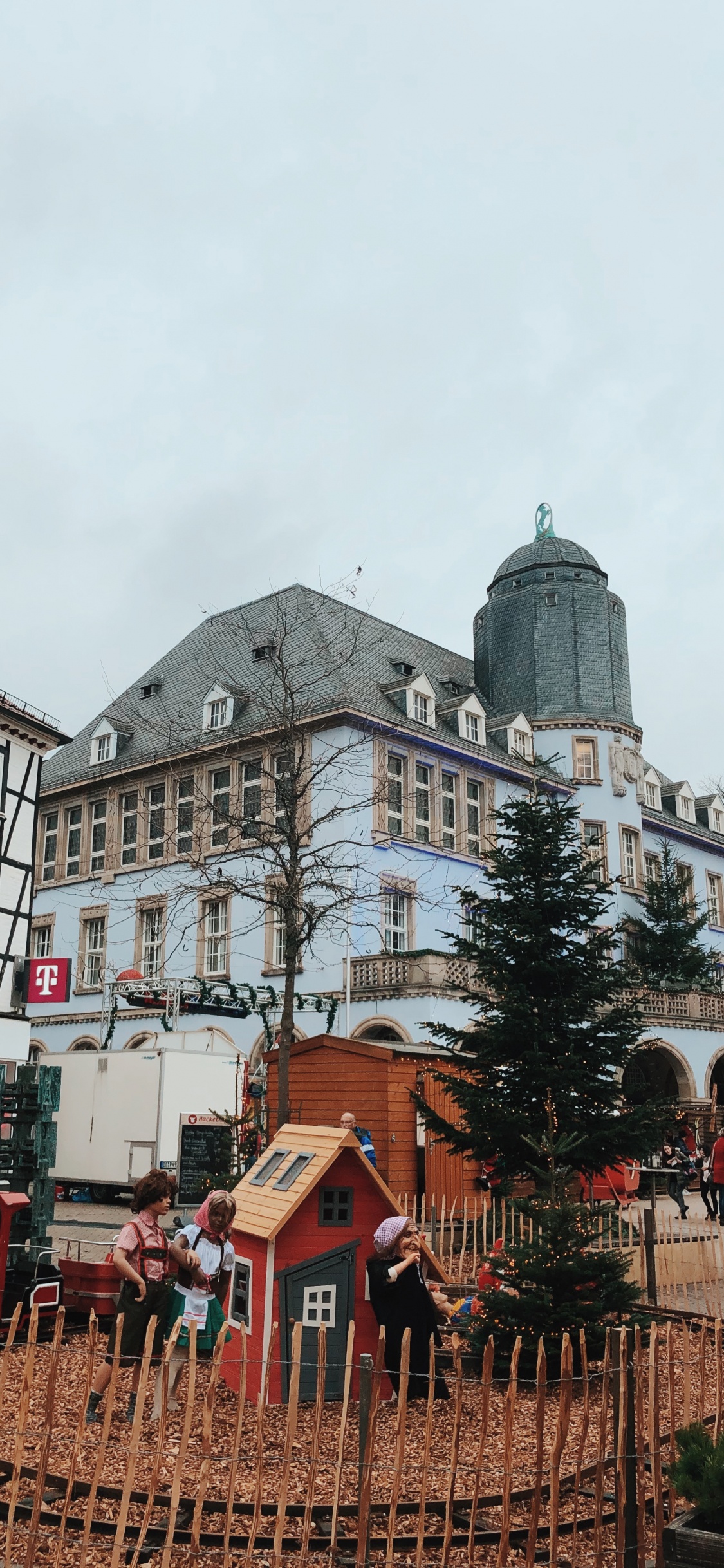 Обои крыша, окно, здание, городок, Дома фехтование в разрешении 1125x2436