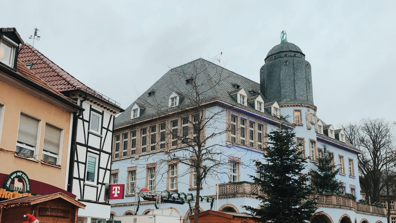 Обои крыша, окно, здание, городок, Дома фехтование в разрешении 1366x768