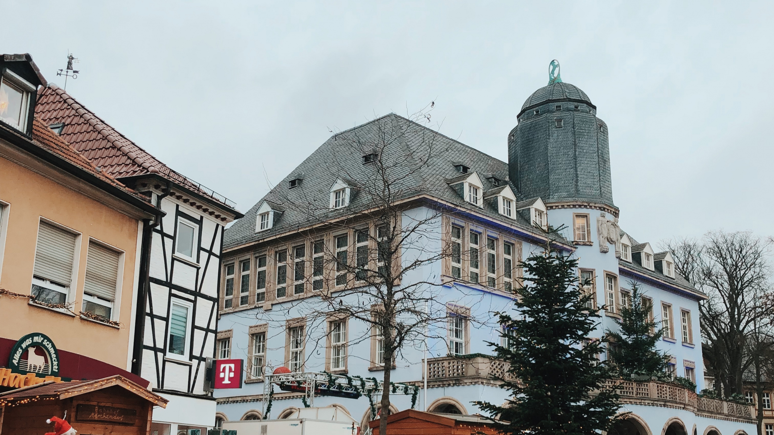 Обои крыша, окно, здание, городок, Дома фехтование в разрешении 2560x1440