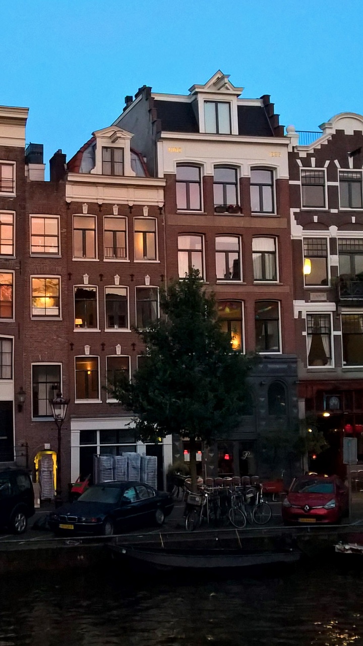 Обои канал, здание, водный путь, водоем, городок в разрешении 720x1280