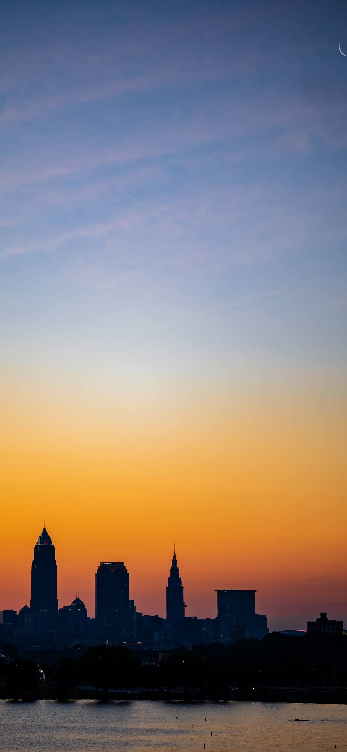 Обои небо, городской пейзаж, вечер, дневное время, море в разрешении 1125x2436