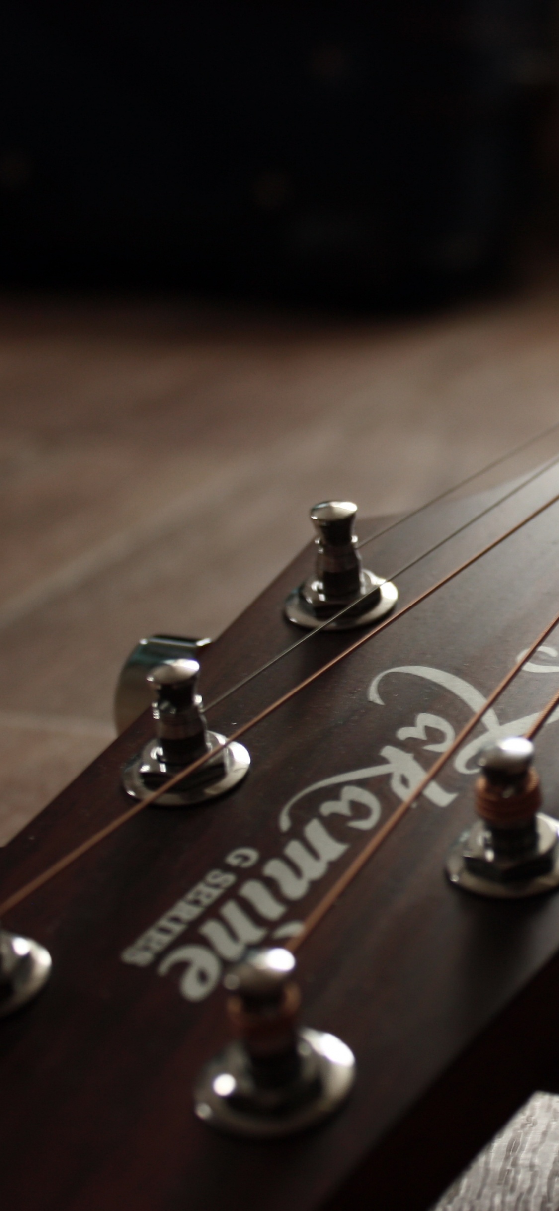 Обои гитара, струнный инструмент, музыкальный инструмент, щипковые струнные инструменты, электрогитара в разрешении 1125x2436