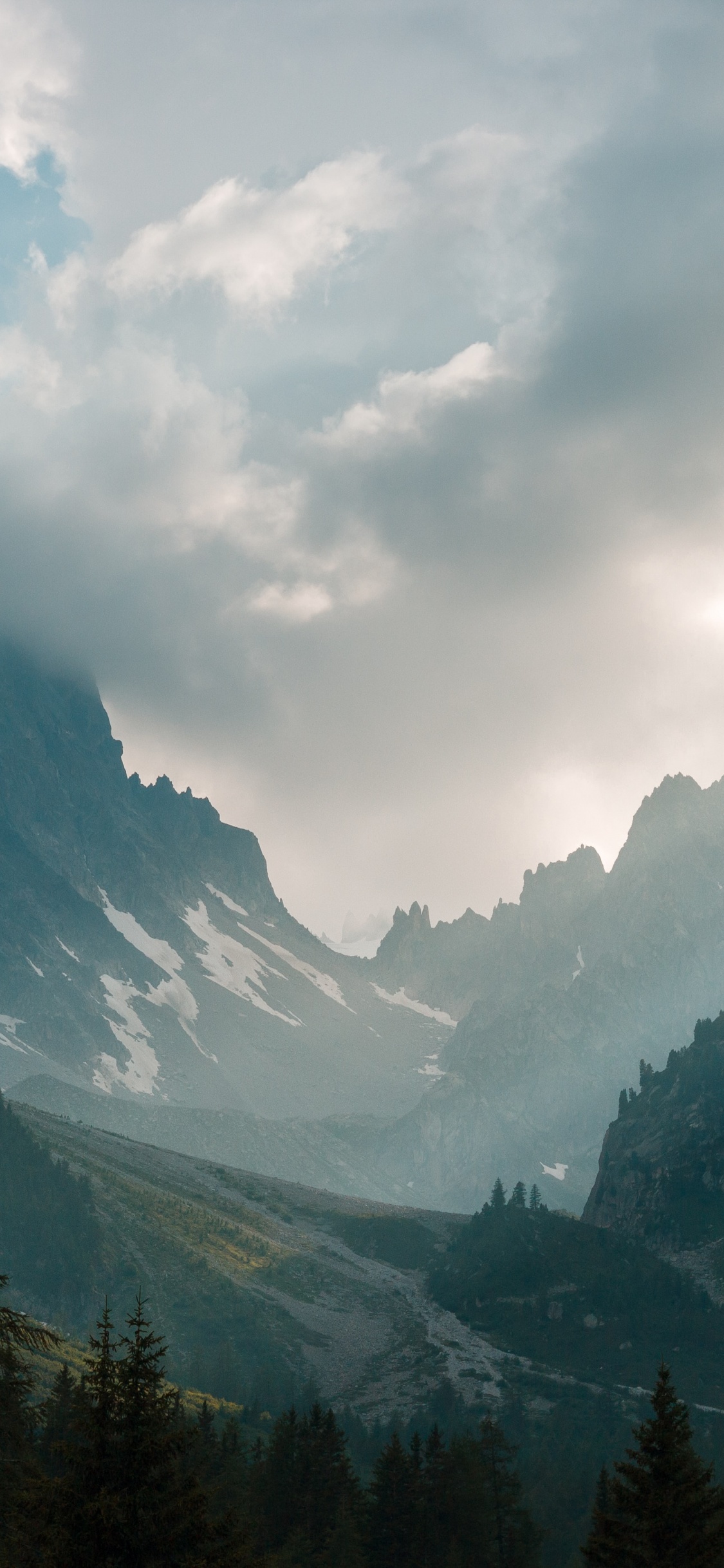 Обои облако, гора, природный ландшафт, дерево, нагорье в разрешении 1125x2436