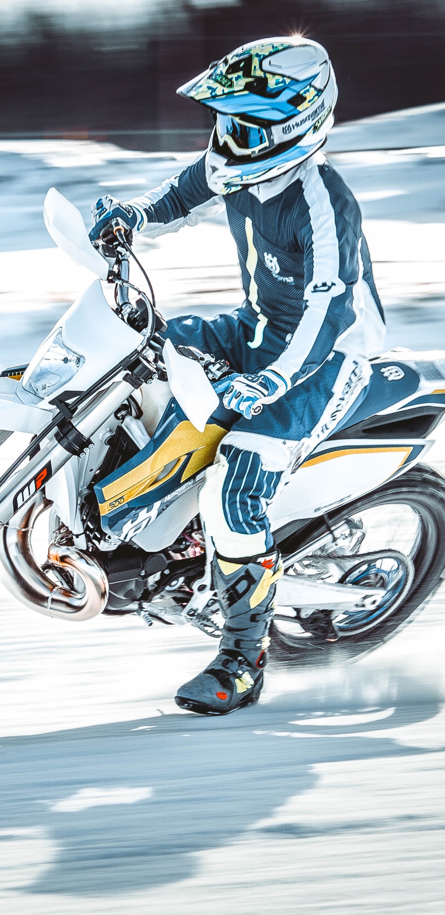 Обои мотоцикл, мотокросс, велосипед, гонки на мотоциклах, мотоциклы Husqvarna в разрешении 1440x2960