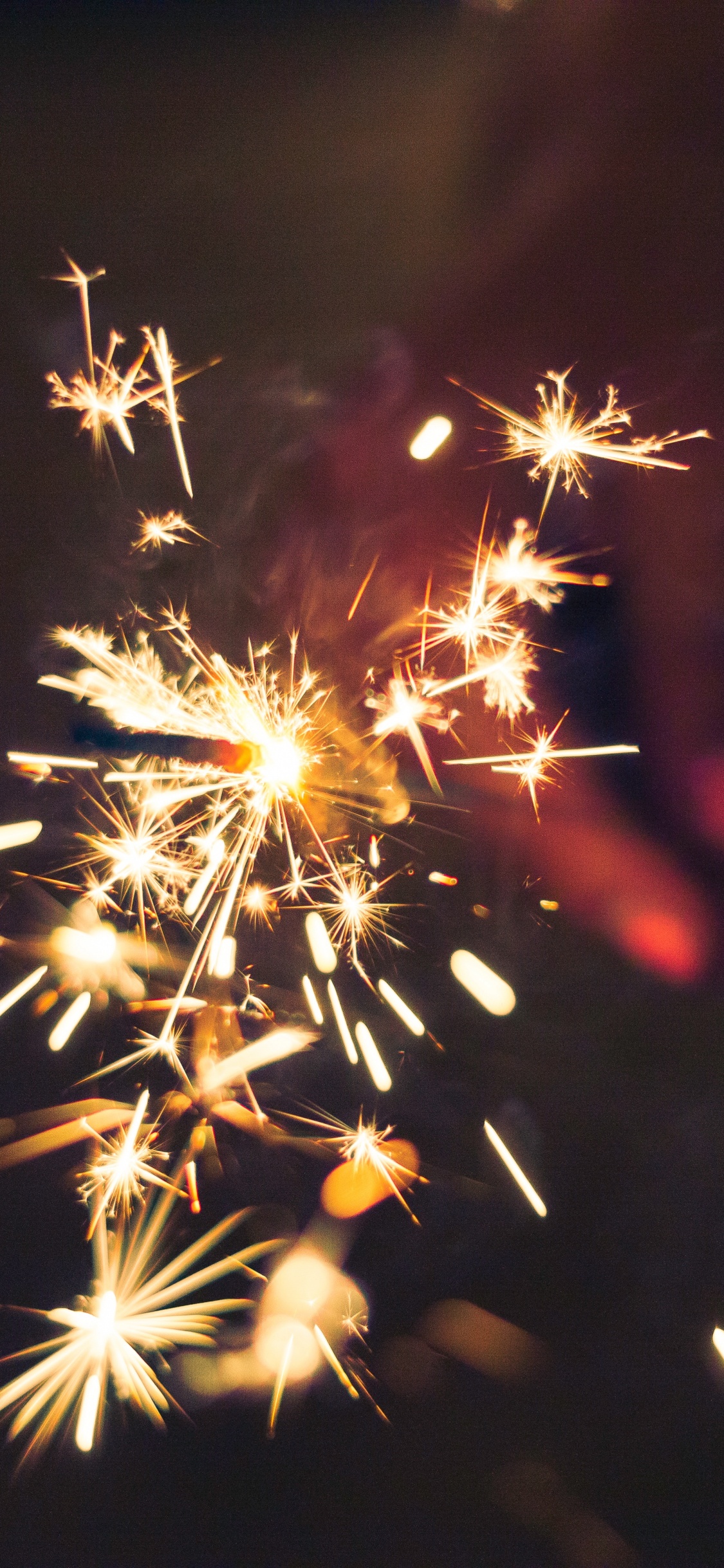 Обои бенгальский огонь, салют, день нового года, свет, ночь в разрешении 1125x2436