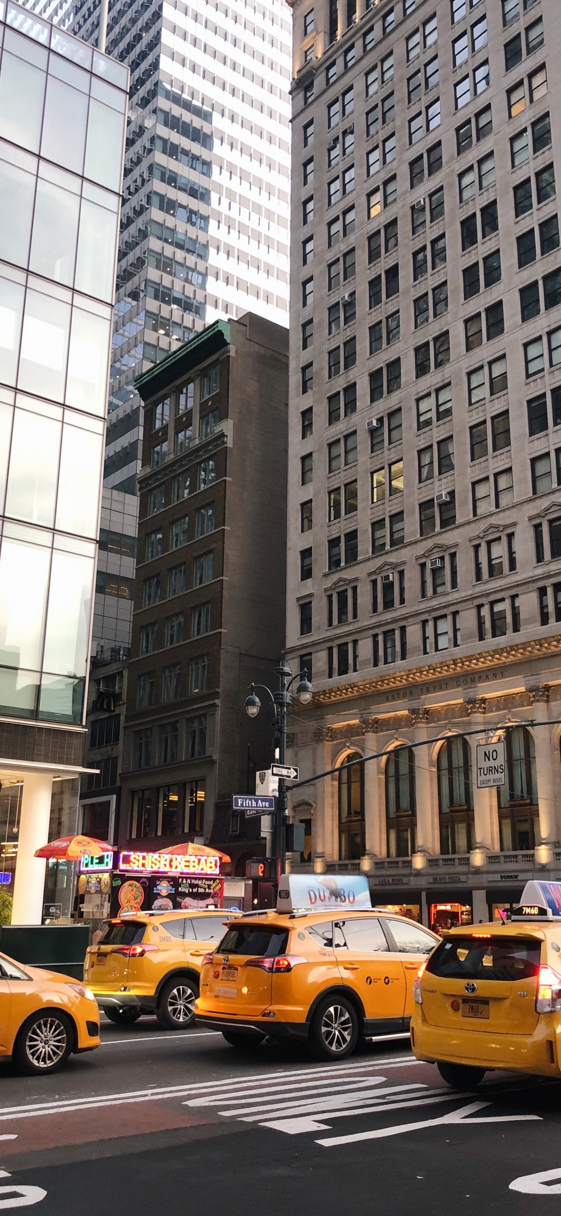 Обои авто, желтый, городской район, населенный пункт, город в разрешении 1125x2436