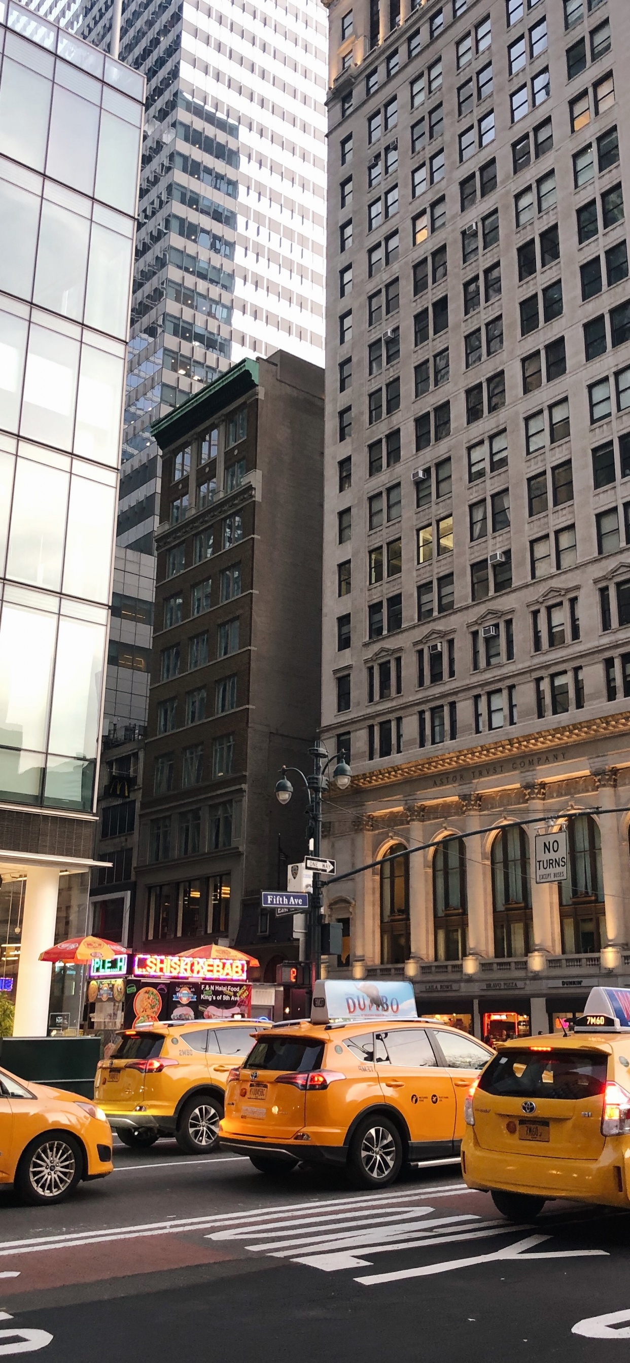 Обои авто, желтый, городской район, населенный пункт, город в разрешении 1242x2688