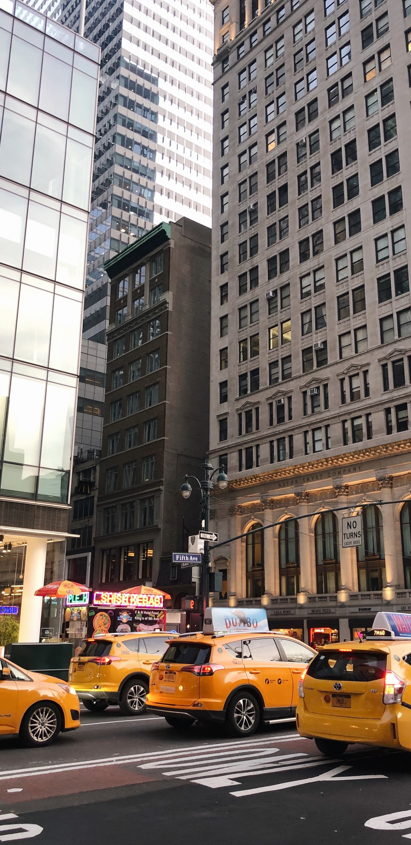 Обои авто, желтый, городской район, населенный пункт, город в разрешении 1440x2960