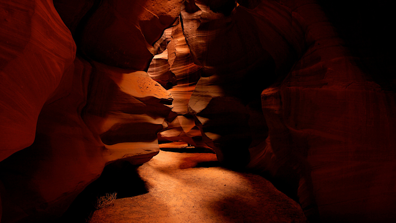 Обои каньон антилопы, каньон, палец, рука, темнота в разрешении 1366x768