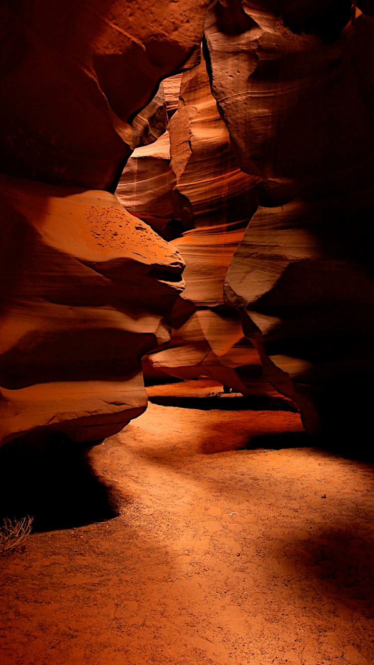 Обои каньон антилопы, каньон, палец, рука, темнота в разрешении 750x1334