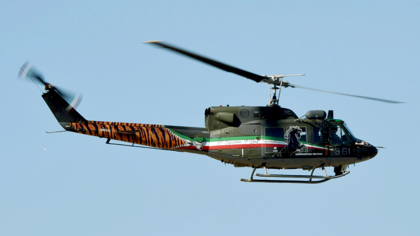 Обои полет, винтокрылая машина, авиация, вид транспорта, военный вертолет в разрешении 1366x768