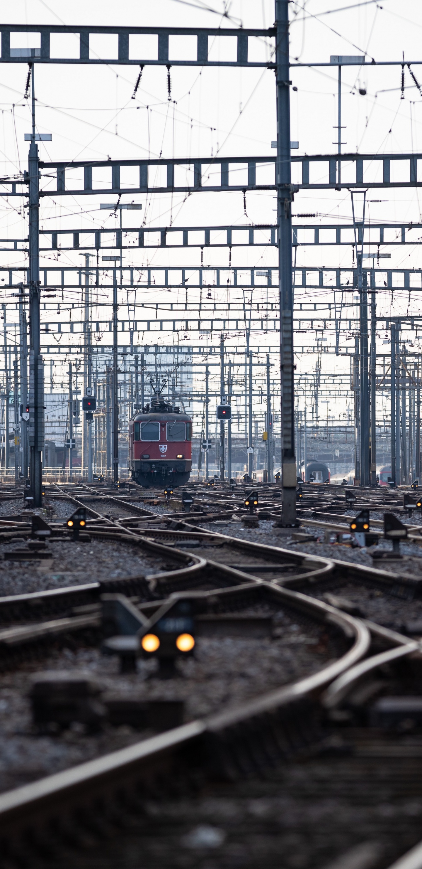 Обои железнодорожный транспорт, поезд, железнодорожный вокзал, трек, транспорт в разрешении 1440x2960