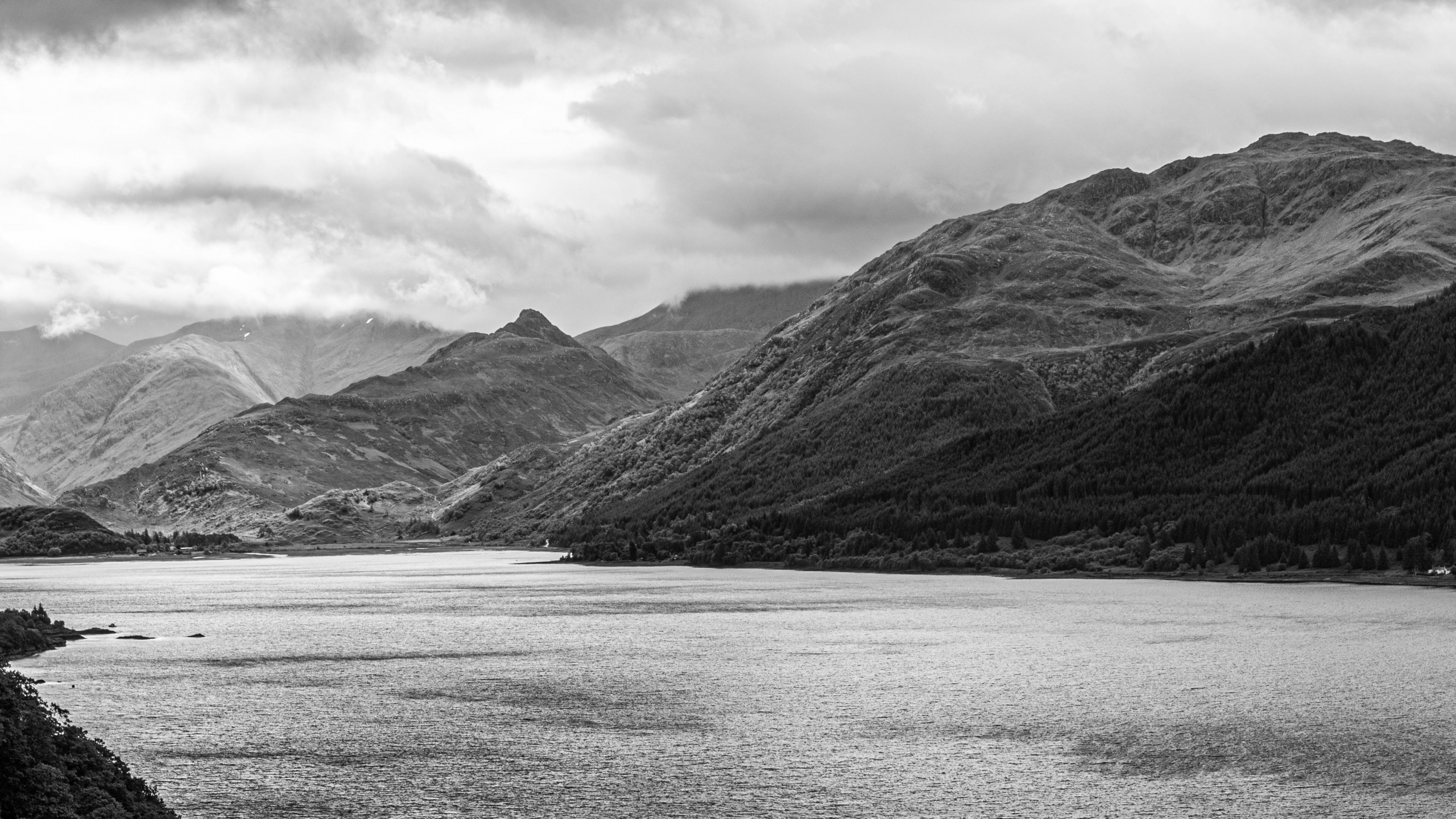 Обои нагорье, облако, гора, вода, природный ландшафт в разрешении 2560x1440