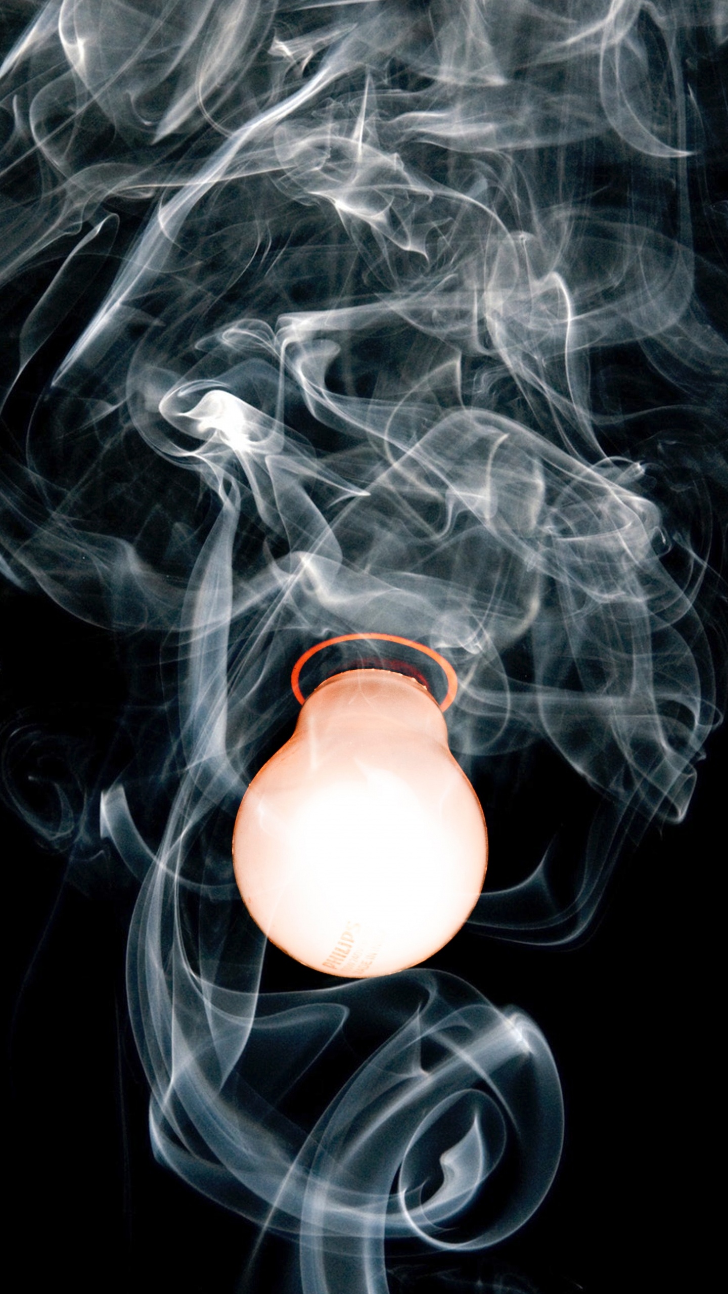 Обои дым, шея, книга в разрешении 1440x2560