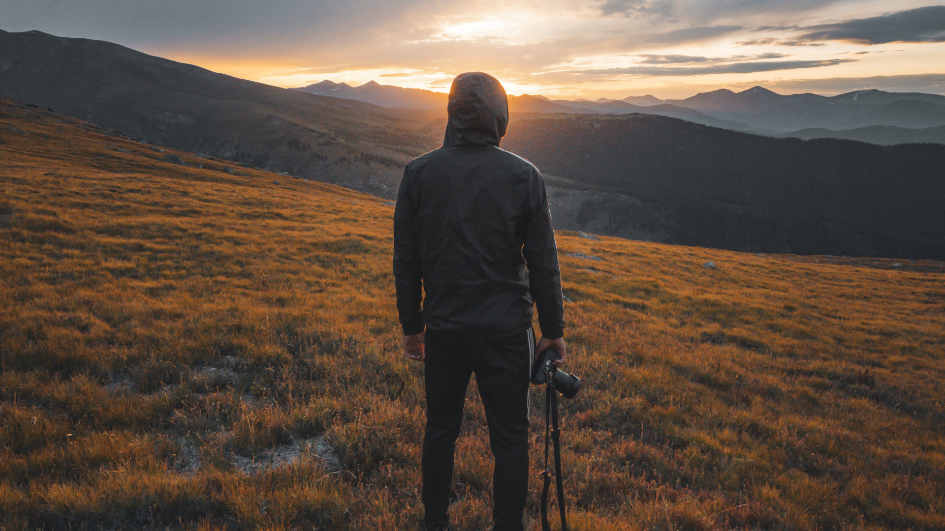 Обои облако, нагорье, холм, сенокосное угодье, горизонт в разрешении 1920x1080