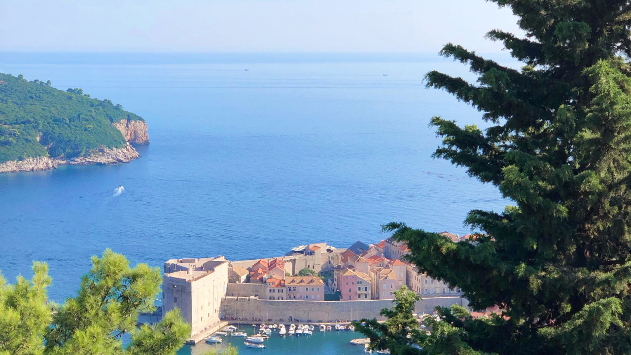 Обои побережье, пейзажи гор, водоем, лазурный, вечнозеленое растение в разрешении 1280x720