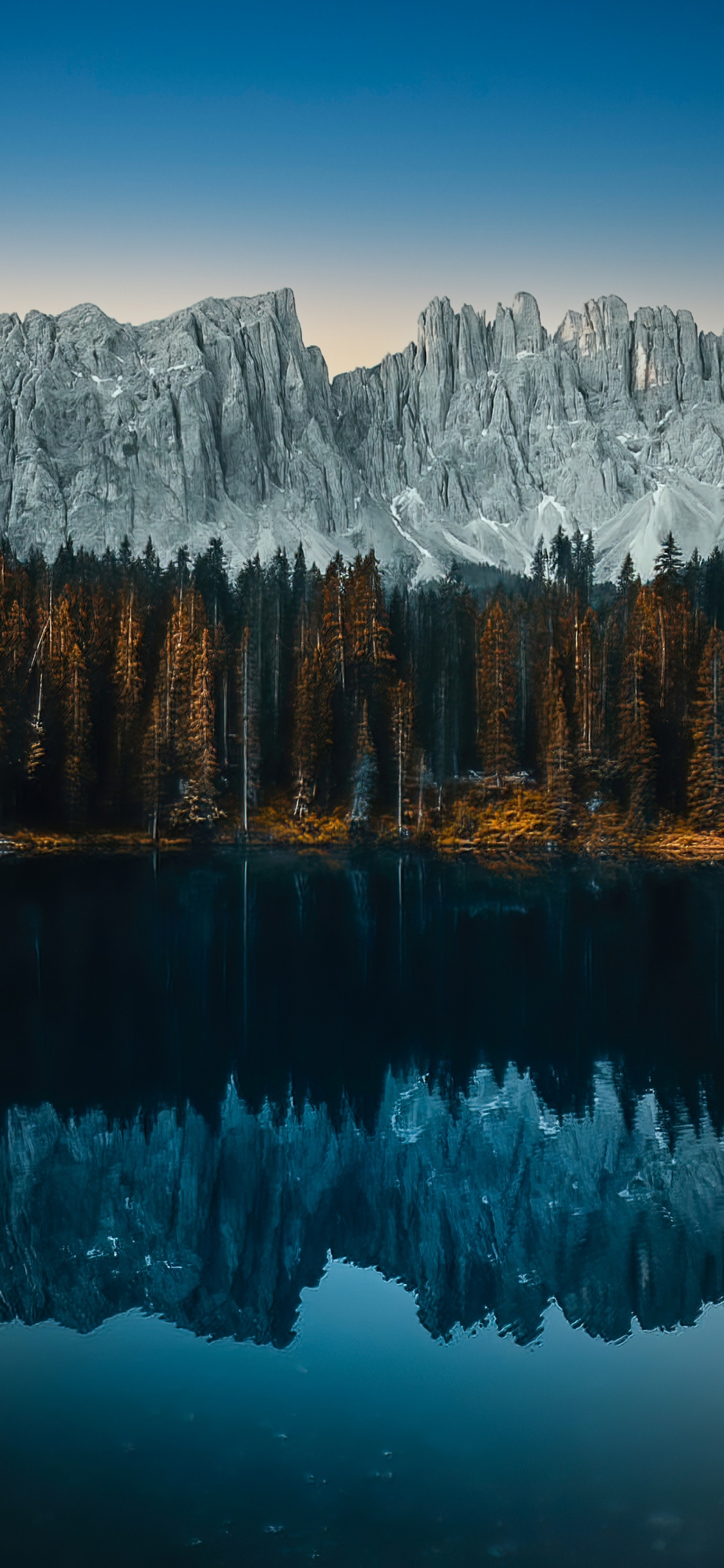 Обои Карерзее, вода, гора, растение, снег в разрешении 1125x2436