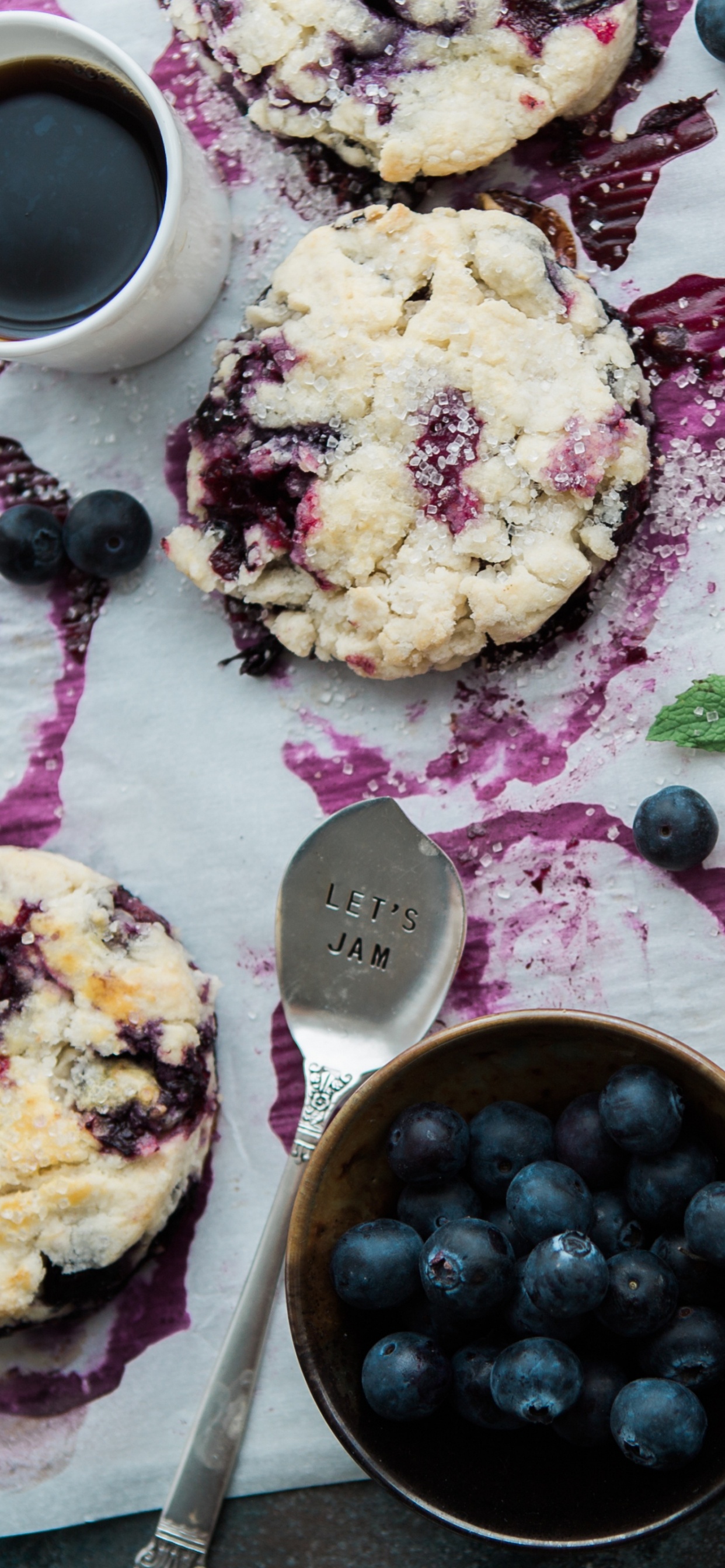 Обои завтрак, пища, выпечка, шоколадное печенье, черничный пирог в разрешении 1242x2688