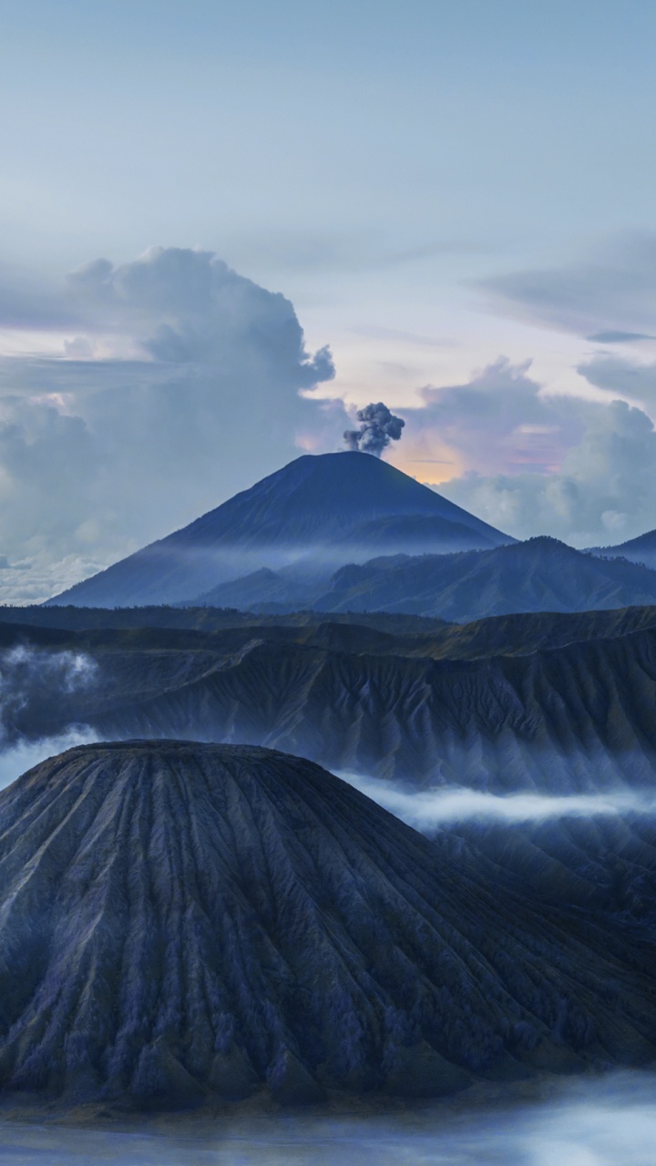 Обои Гора Бромо, гора, стратовулкан, щитовой вулкан, потухший вулкан в разрешении 720x1280