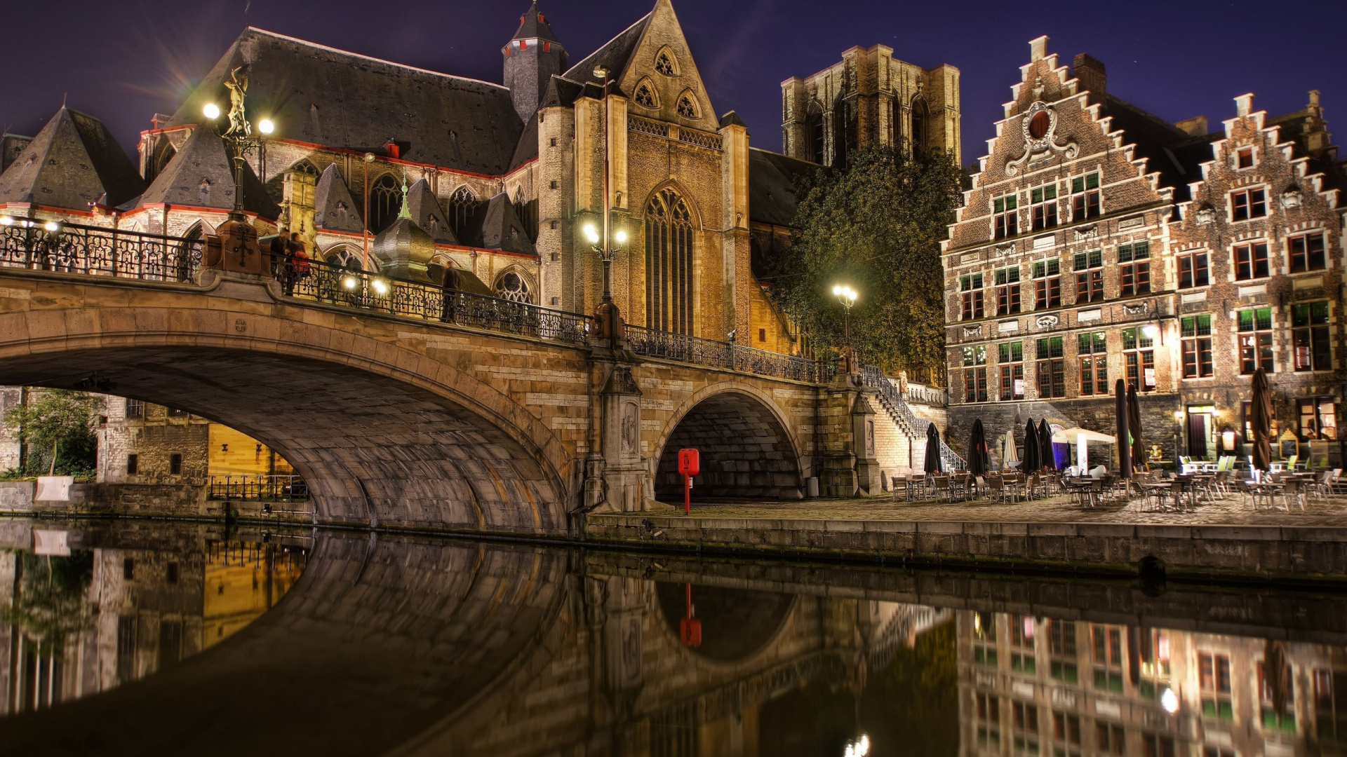 Обои ночь, водный путь, отражение, ориентир, канал в разрешении 1920x1080