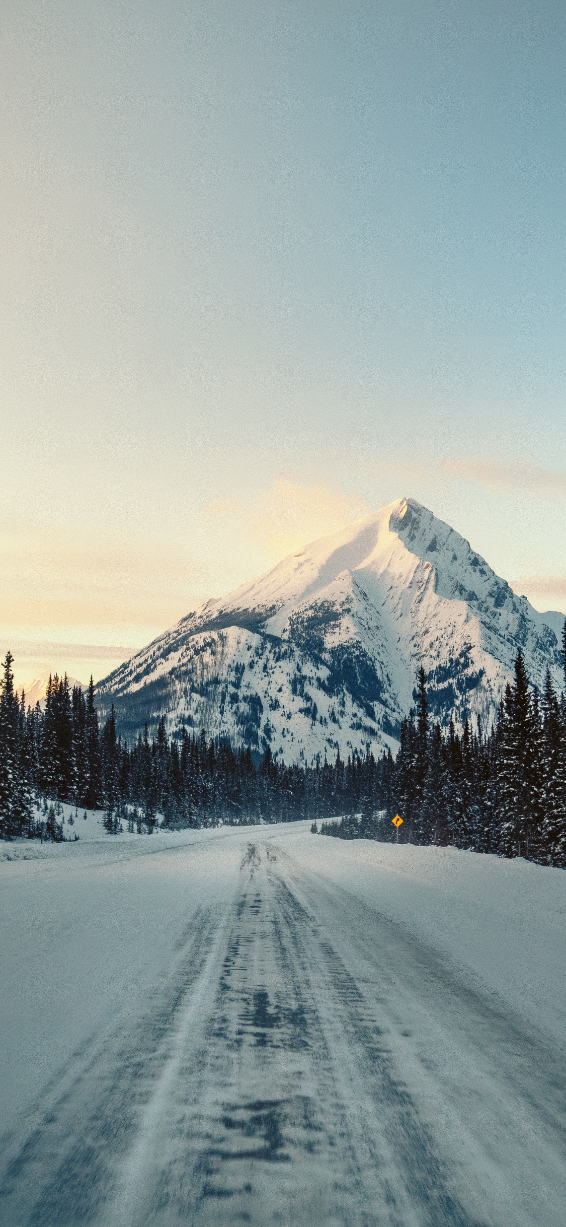 Обои гора, дорога, снег, зима, горный рельеф в разрешении 1125x2436