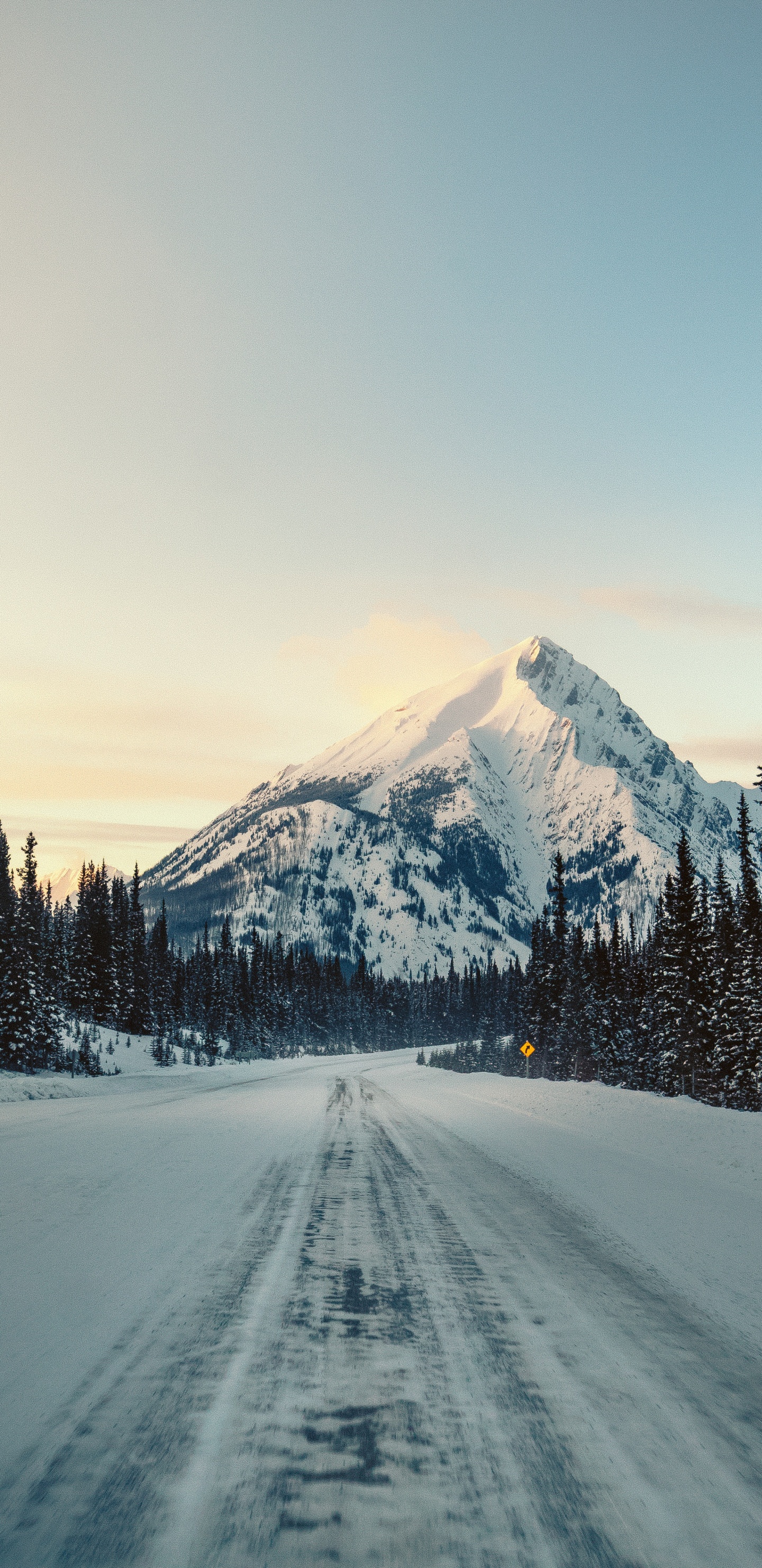 Обои гора, дорога, снег, зима, горный рельеф в разрешении 1440x2960