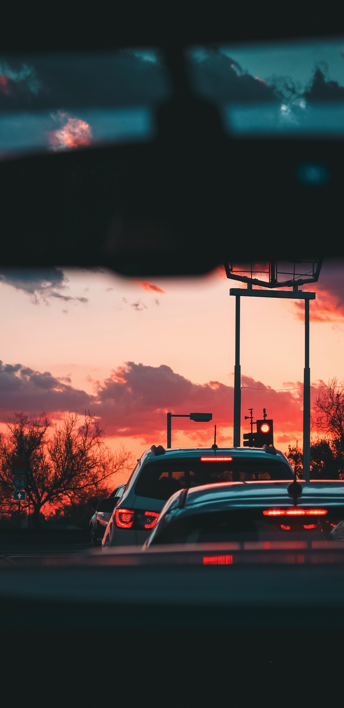Обои облако, красный цвет, ветровое стекло, закат, автомобильный экстерьер в разрешении 1440x2960