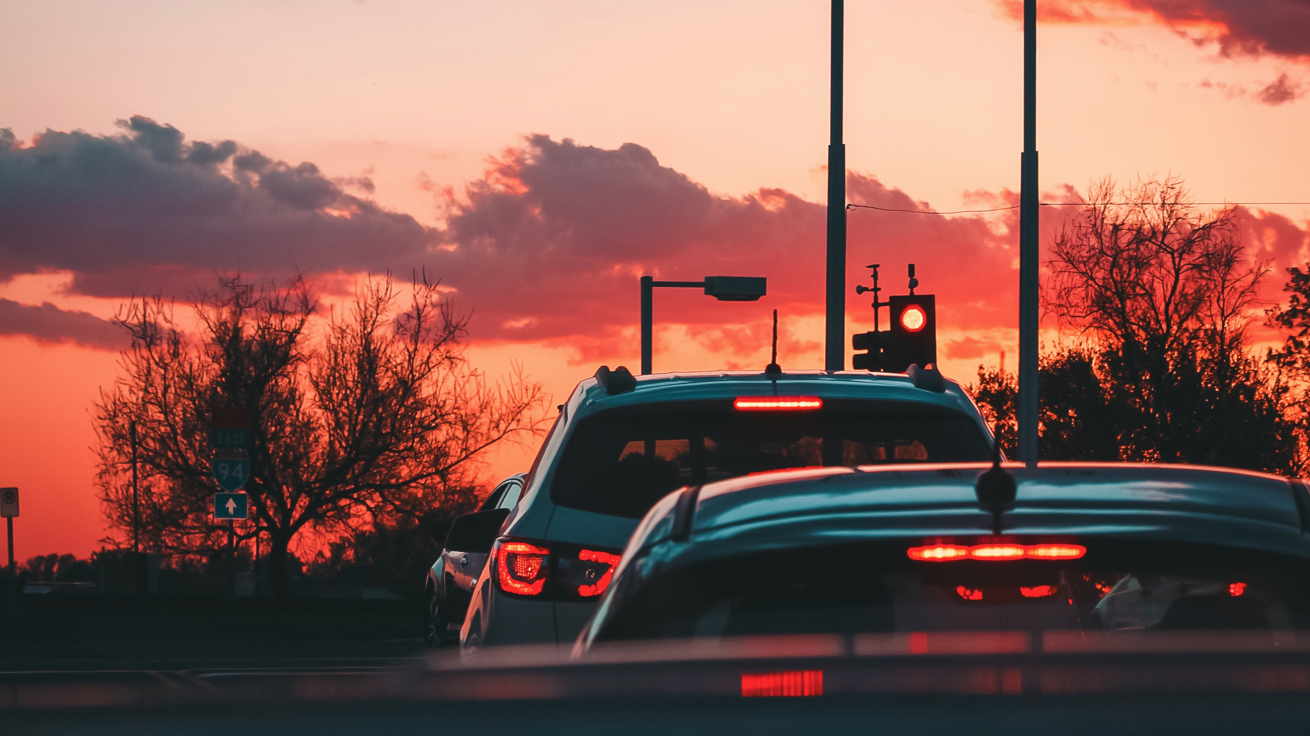 Обои облако, красный цвет, ветровое стекло, закат, автомобильный экстерьер в разрешении 2560x1440