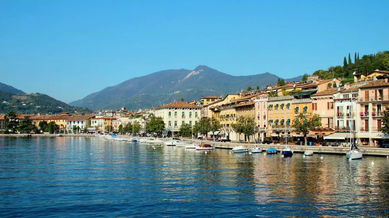 Обои озеро Гарда, озеро, городок, море, побережье в разрешении 1366x768