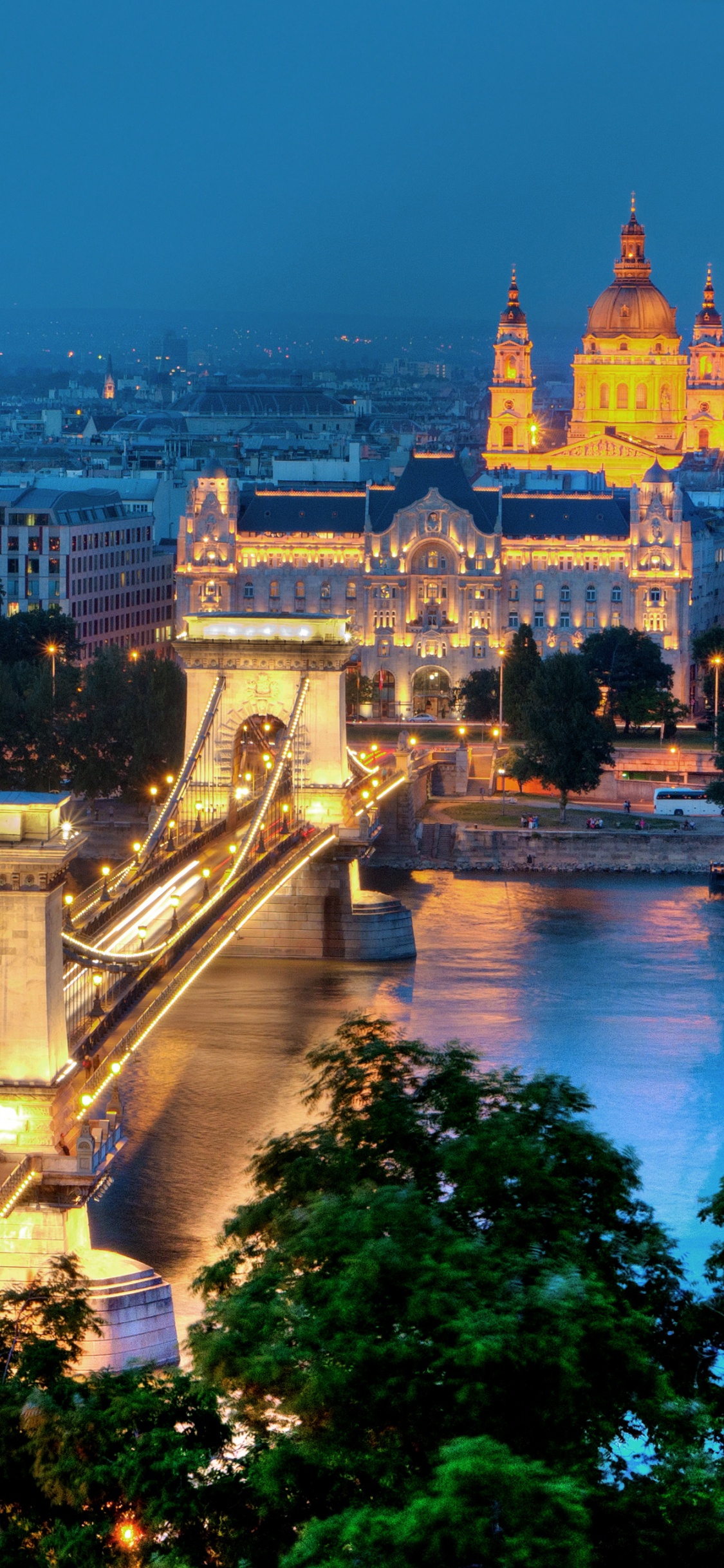 Обои узкий цепной мост, Святого Иштвана, Здание Венгерского Парламента, ориентир, городской пейзаж в разрешении 1125x2436