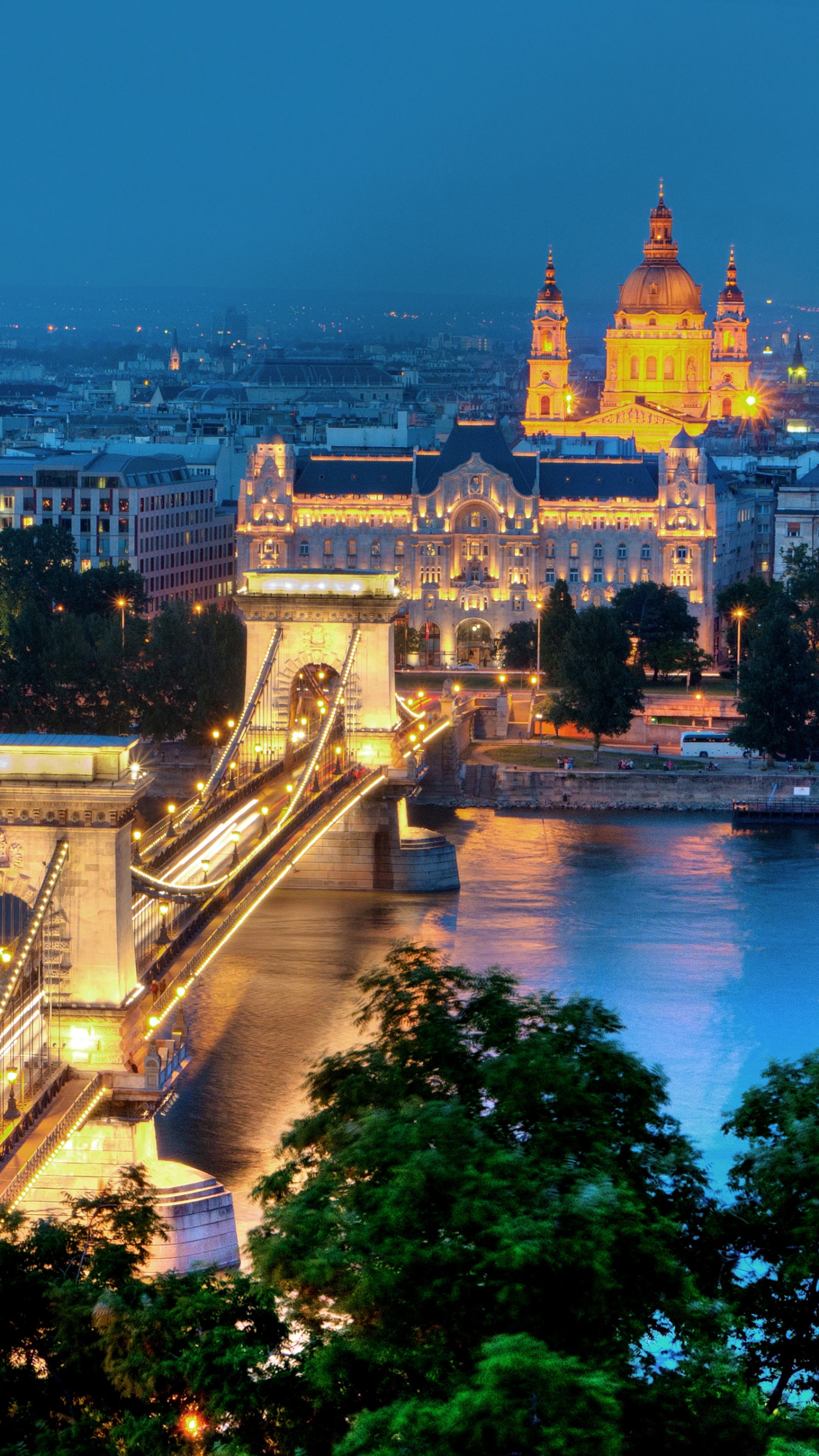 Обои узкий цепной мост, Святого Иштвана, Здание Венгерского Парламента, ориентир, городской пейзаж в разрешении 1440x2560