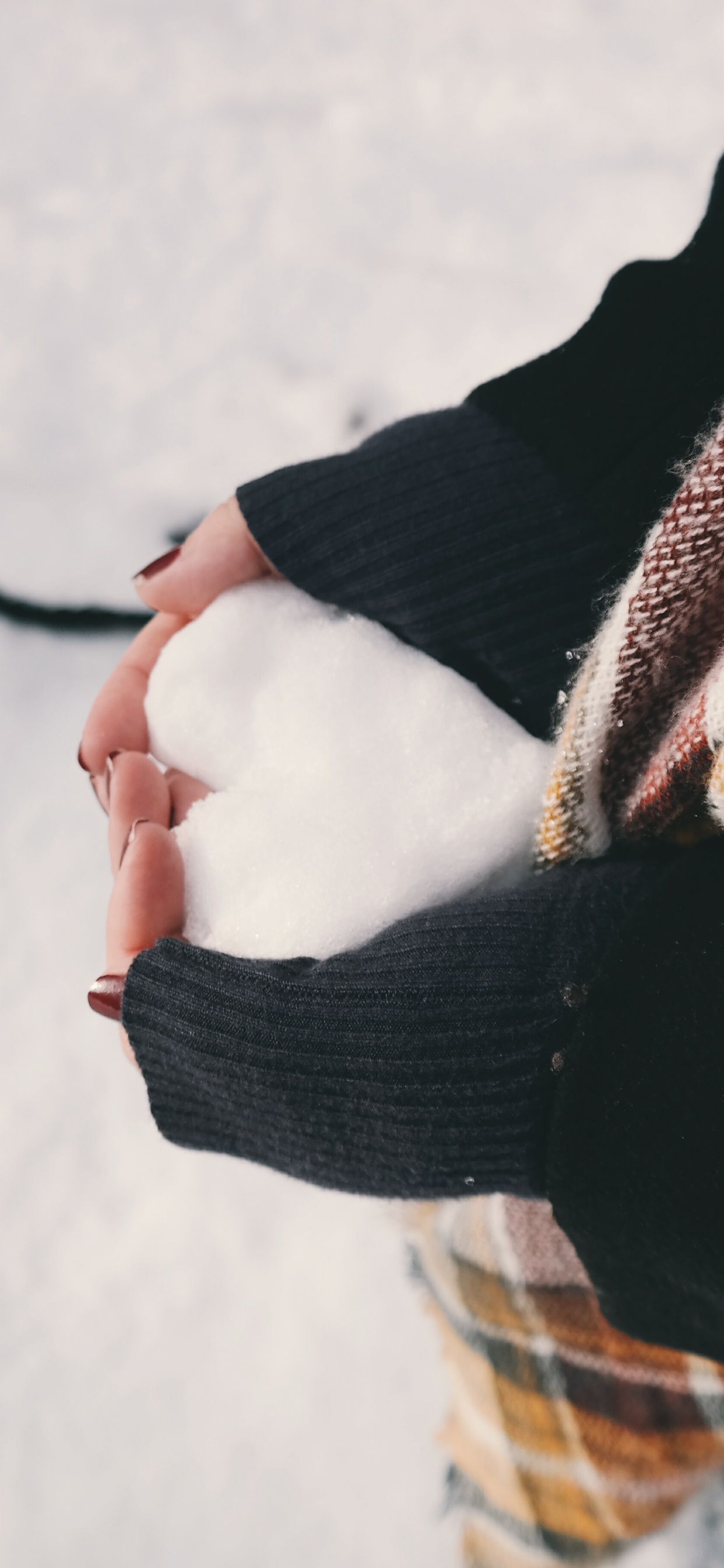 Обои зима, снег, белые, красота, верхняя одежда в разрешении 1242x2688