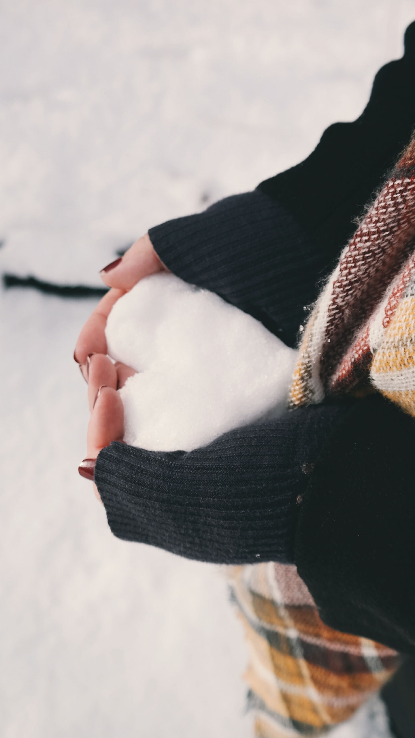 Обои зима, снег, белые, красота, верхняя одежда в разрешении 1440x2560