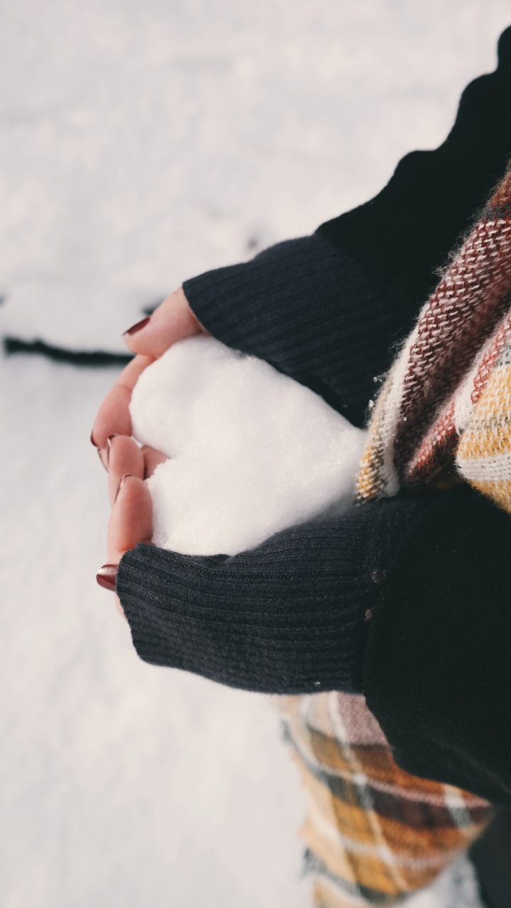 Обои зима, снег, белые, красота, верхняя одежда в разрешении 720x1280