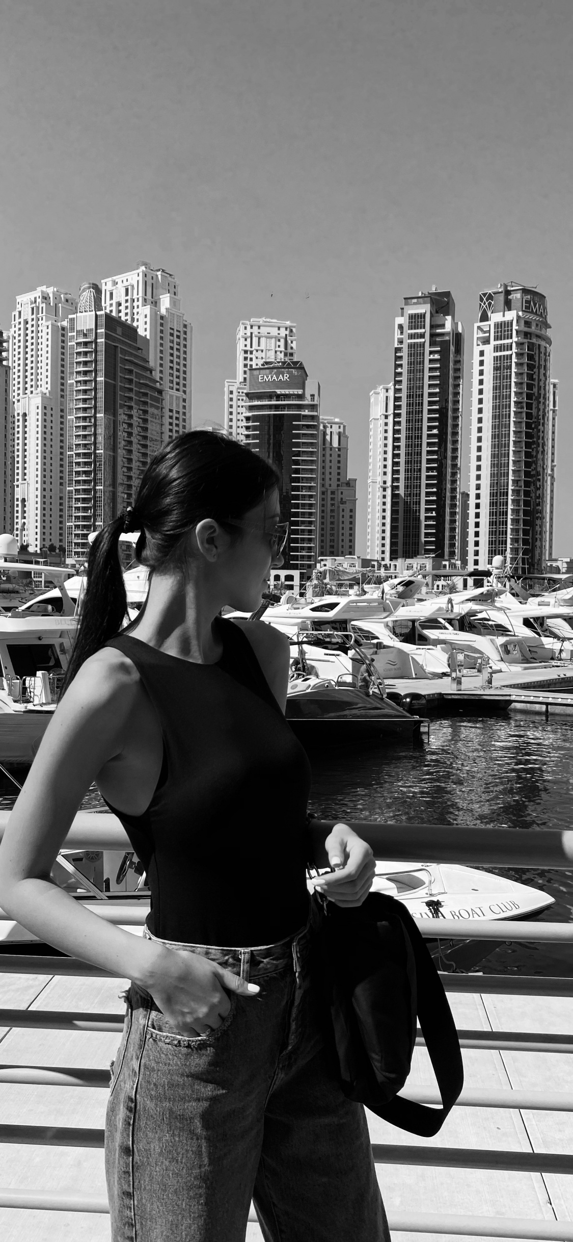 Обои черный и белый, вода, башня, метрополия, городской пейзаж в разрешении 1125x2436