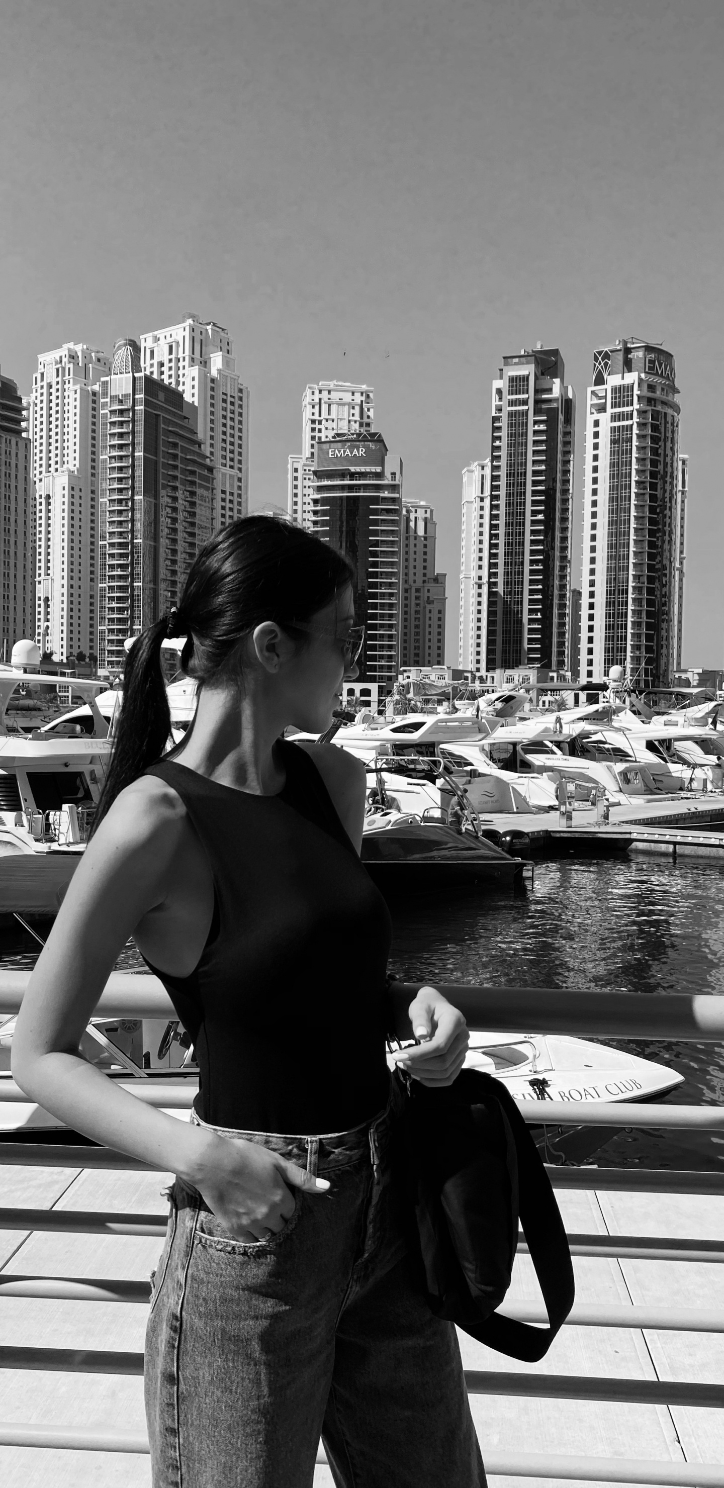 Обои черный и белый, вода, башня, метрополия, городской пейзаж в разрешении 1440x2960