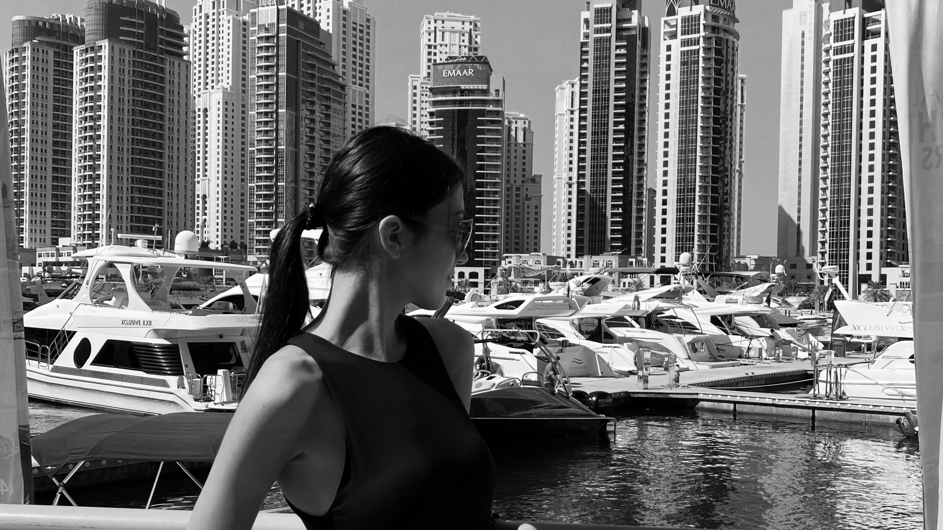 Обои черный и белый, вода, башня, метрополия, городской пейзаж в разрешении 1920x1080