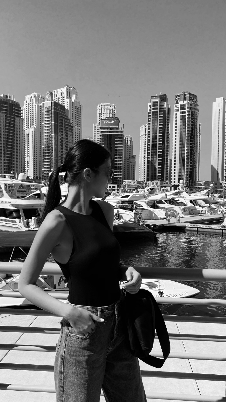 Обои черный и белый, вода, башня, метрополия, городской пейзаж в разрешении 720x1280