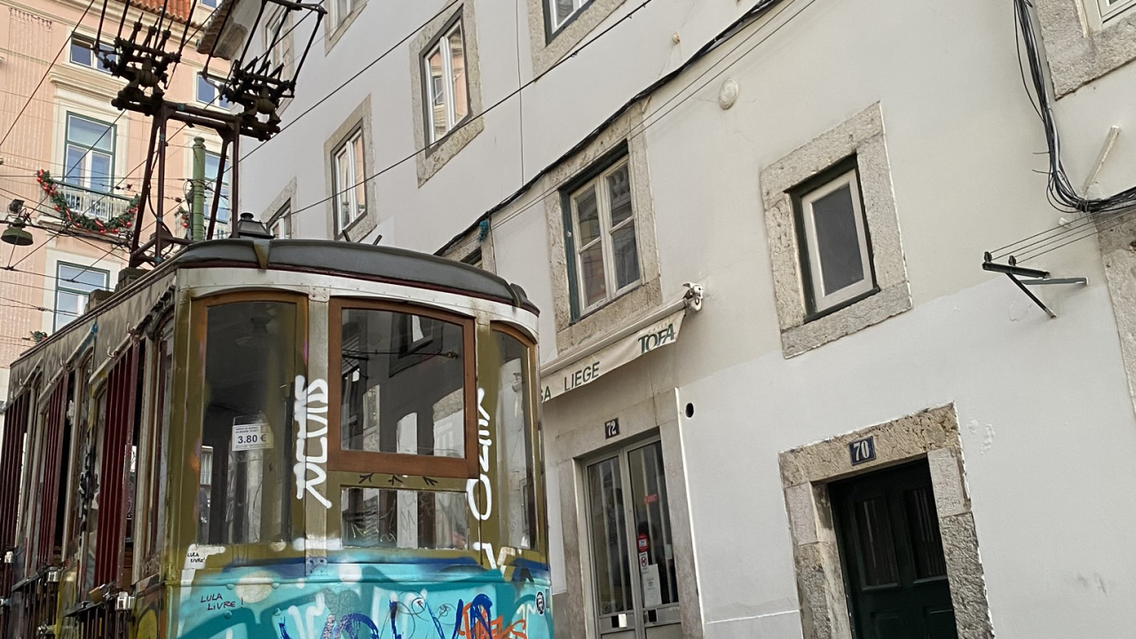 Обои трамвай, общественный транспорт, железнодорожный вагон, транспорт, окно в разрешении 1280x720