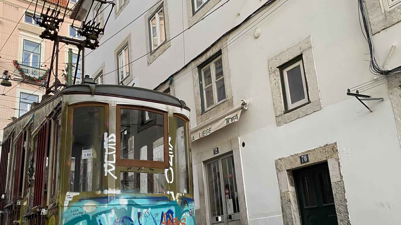 Обои трамвай, общественный транспорт, железнодорожный вагон, транспорт, окно в разрешении 1366x768