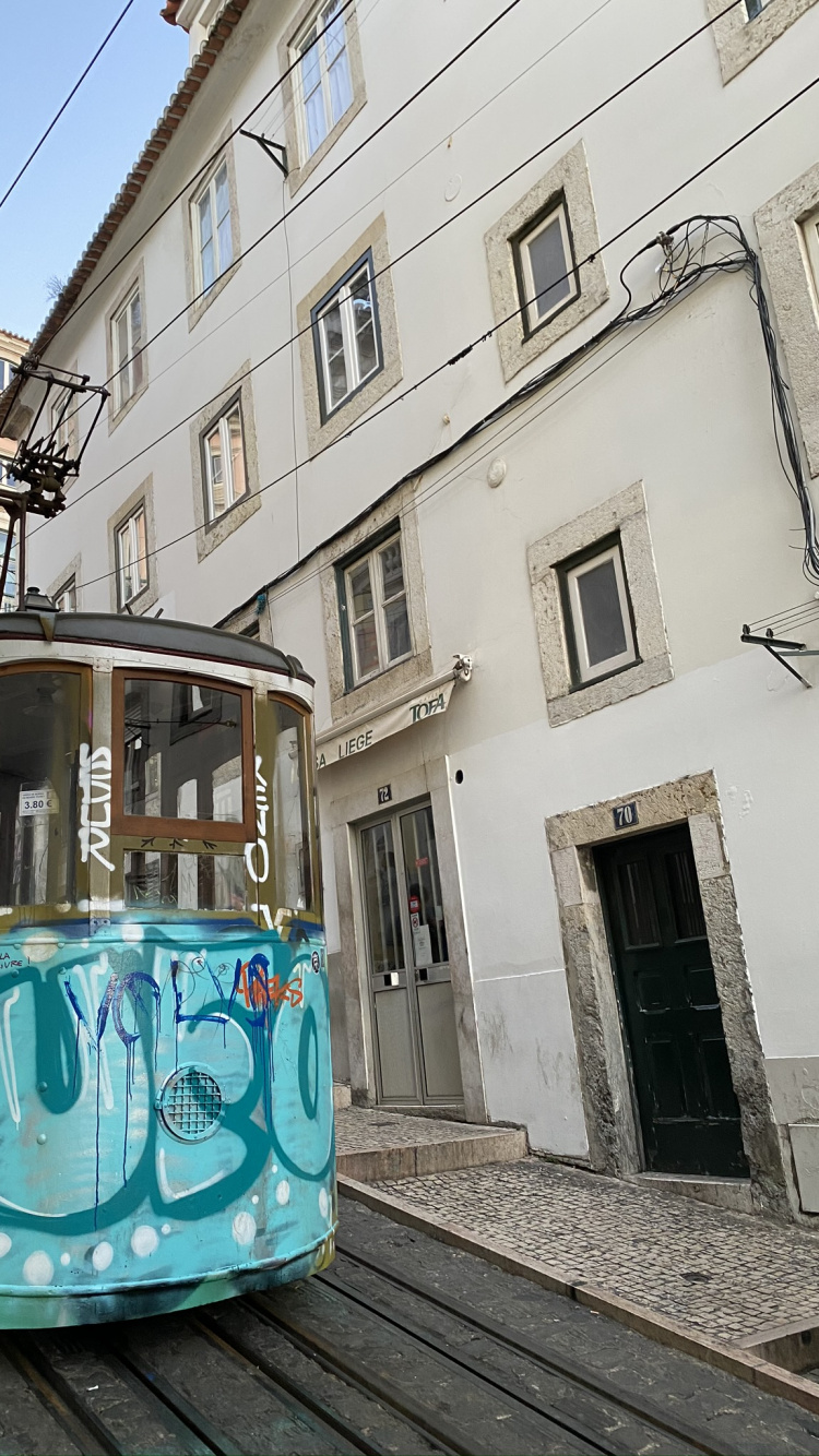 Обои трамвай, общественный транспорт, железнодорожный вагон, транспорт, окно в разрешении 750x1334