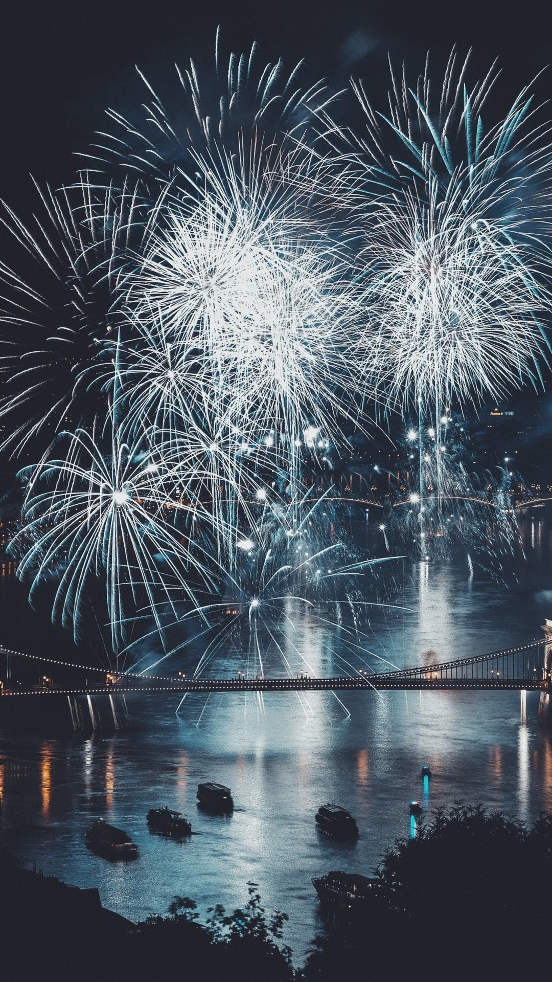 Обои канун Нового года, Новый год, день нового года, салют, отражение в разрешении 1080x1920