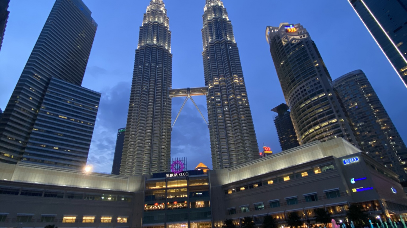 Обои башни петронас, Куала Лумпур, Малайзия, вода, башня в разрешении 1366x768