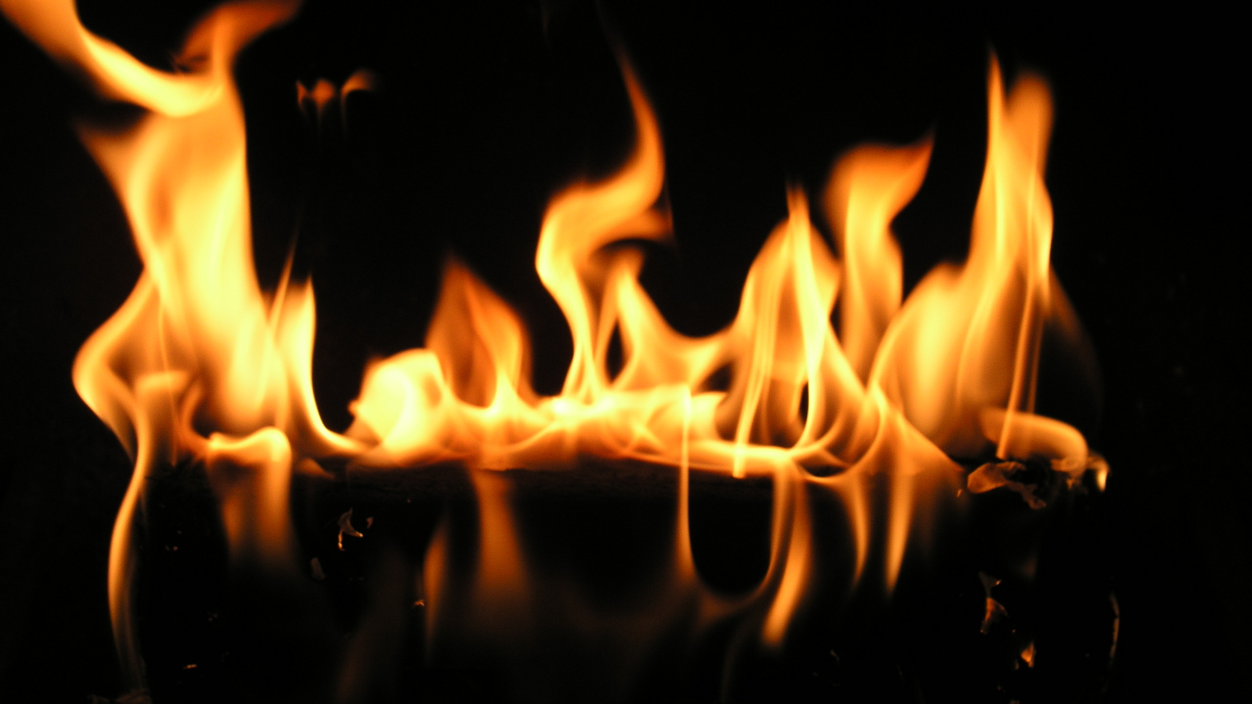 Обои пламя, огонь, тепло, темнота, наложение текстуры в разрешении 2560x1440