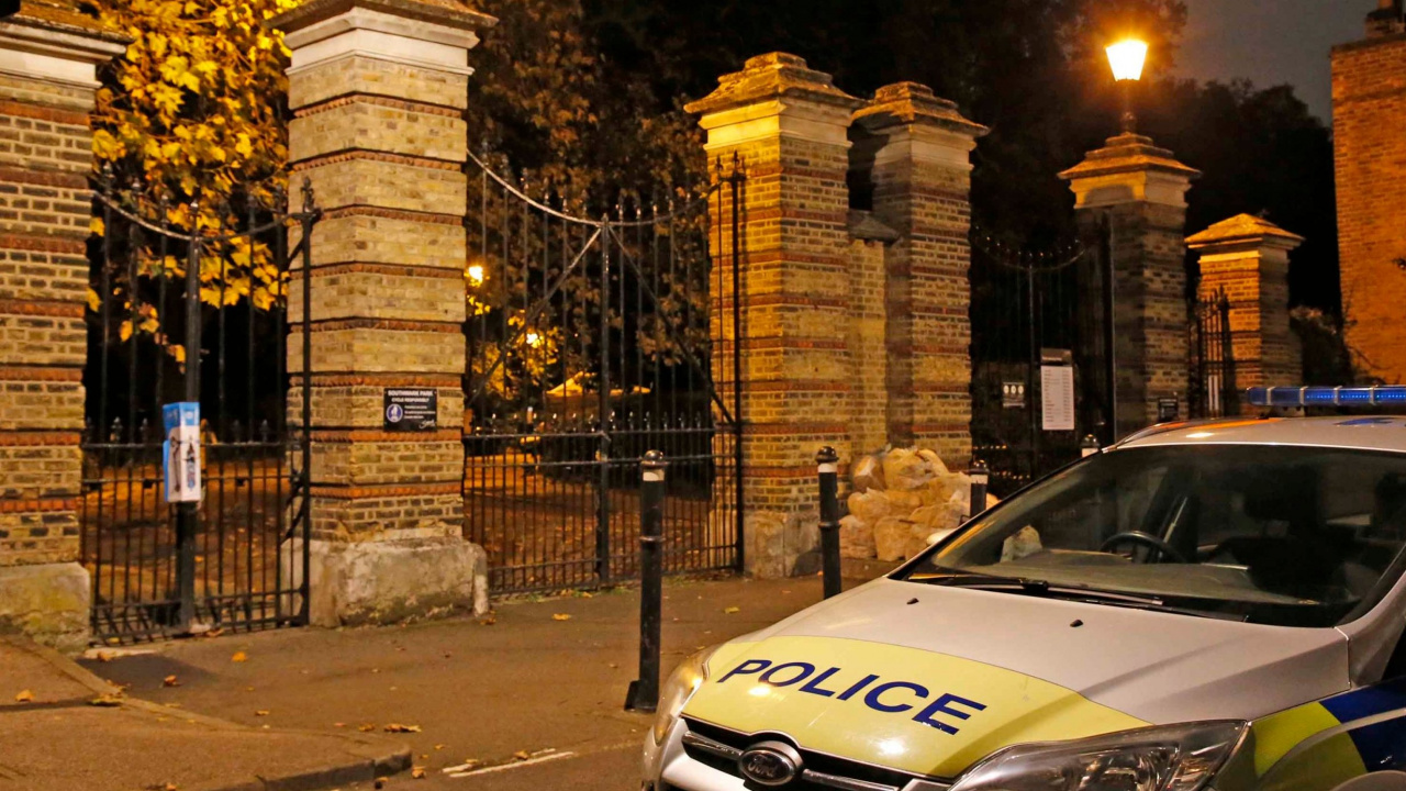 Обои ночь, авто, город, здание, вечер в разрешении 1280x720